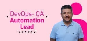 Un hombre con una camisa polo azul claro se encuentra junto a un texto que dice "DevOps-QA Automation Lead" sobre un fondo rosa.